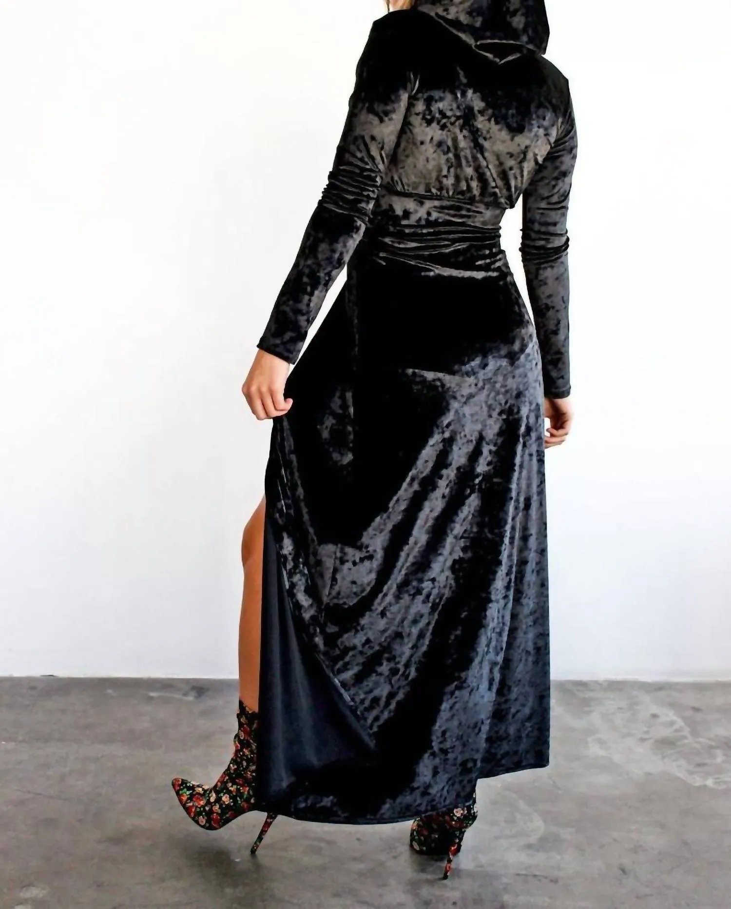 Crushed Velvet Hooded Duster Robe In Black
