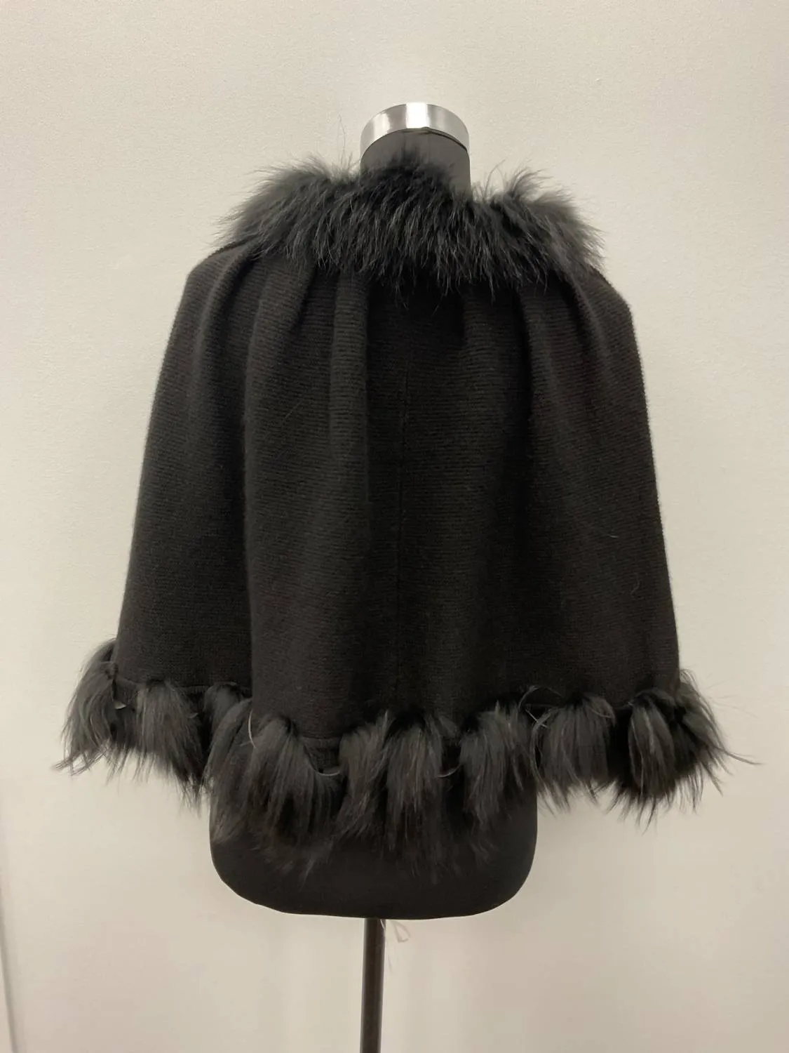 Tied Finnraccoon Cashmere Capelet In Black