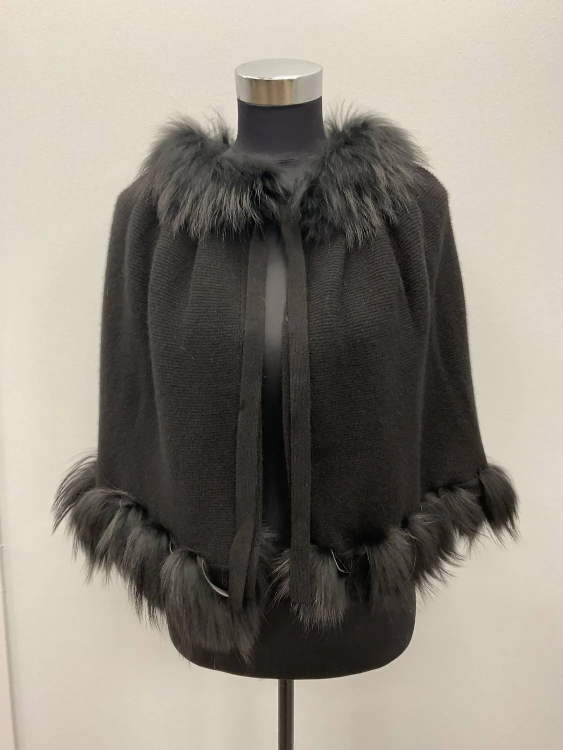 Tied Finnraccoon Cashmere Capelet In Black